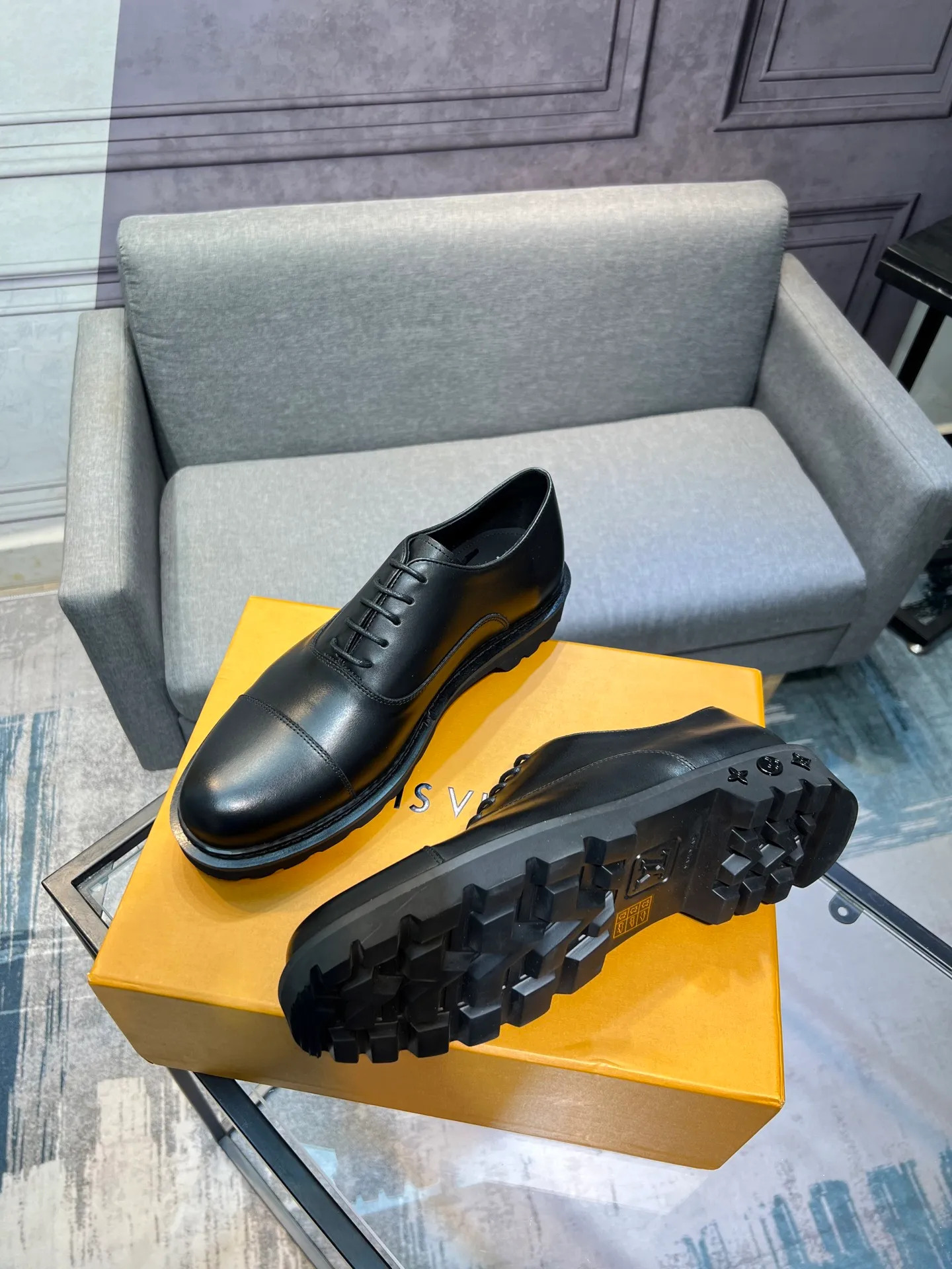 Men's shoes 💰820 [LV] - High-end quality - Upper: 🔝 tumbled cowhide, Nappa cowhide, brand logo sewn on shoe body - Lining: cowhide, foot pads; water-dyed cowhide - Outsole: TPR·rubber foam; two-color molded outsole -Super high quality control·Fine workmanship: highlighted (high-end·luxury·grade) -Size: 39-44 (38 45 can be customized)